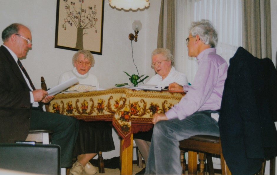 'De gezusters Dings, Ton Dekker en Henk Kuijer rond de opnametafel (begin jaren negentig)