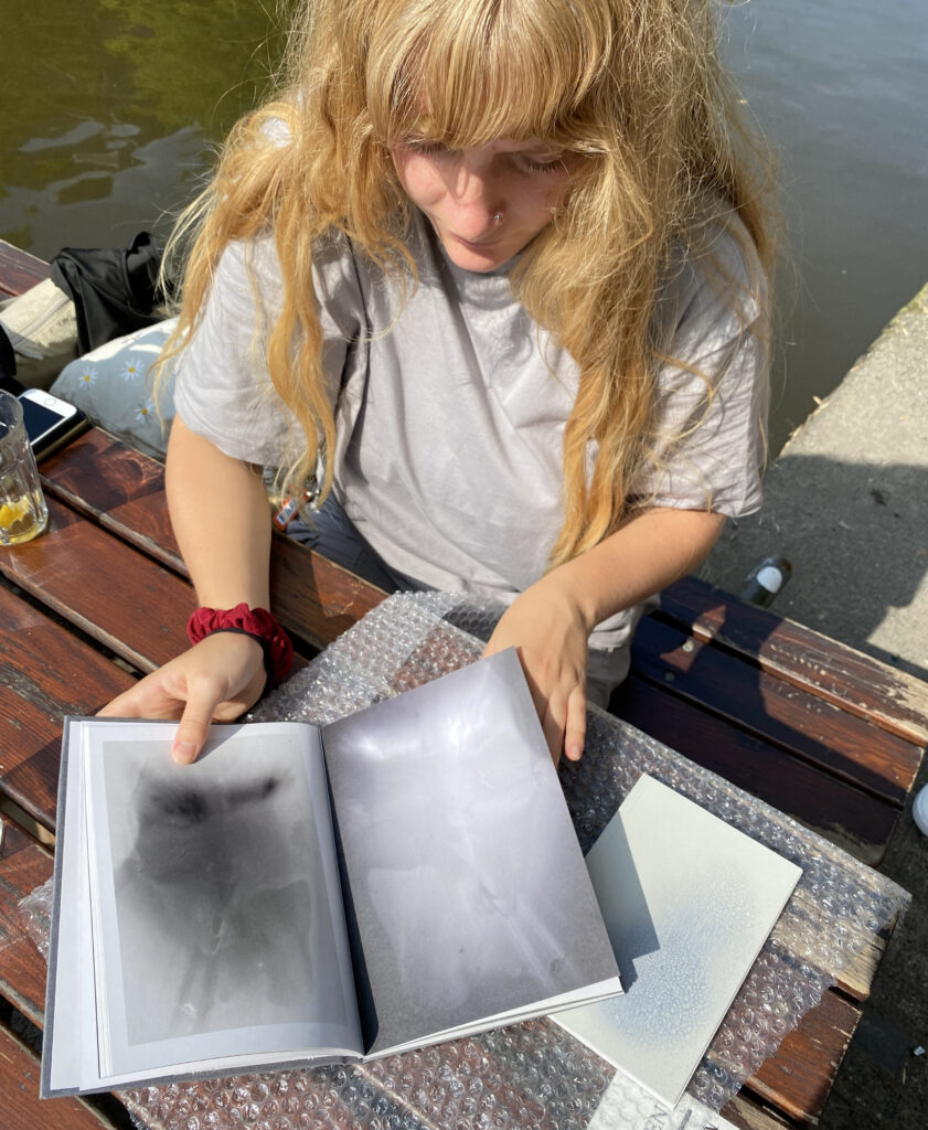 Nienke Roth met het fotoboek dat zij maakte voor het project