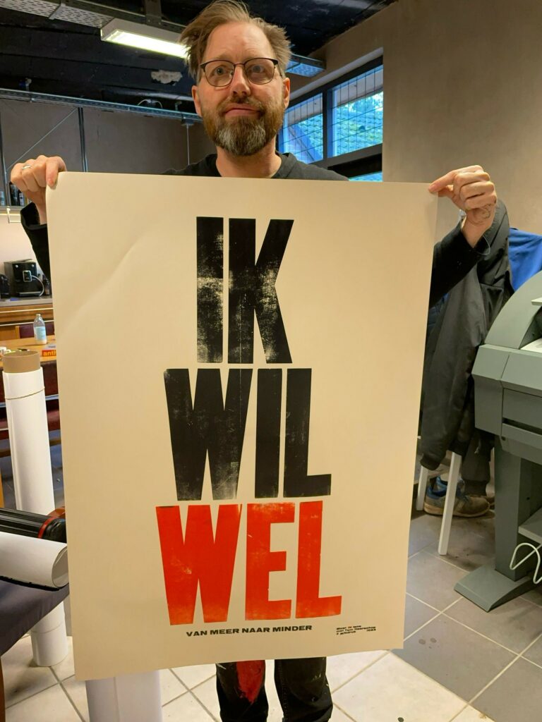 Poster 'Ik wil wel van meer naar minder' van Tom Heerschop, drukwerk in samenwerking met Mizdruk