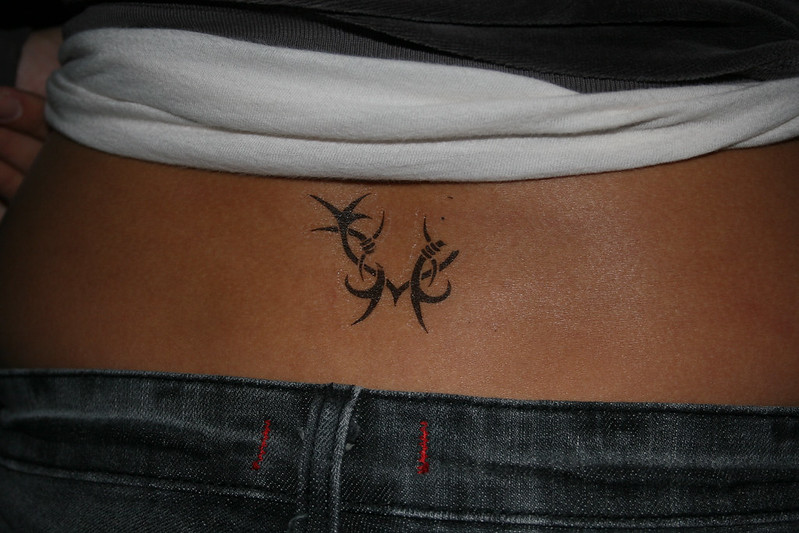 Tramp stamp (tatoeage) op de onderrug