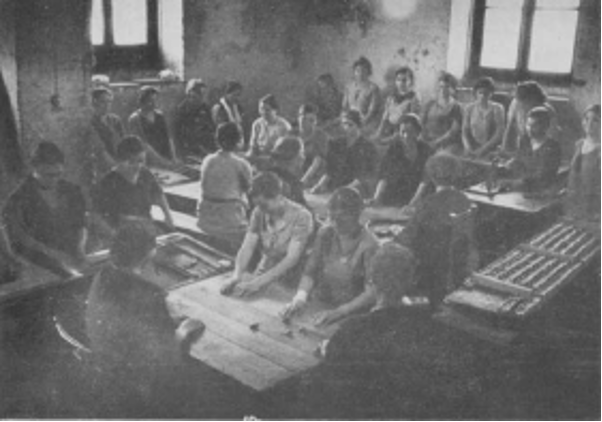 Zwart-wit foto van een groep vrouwen die dropstangen rollen in de Santo Franco zoethoutfabriek in Messina in de jaren 1930