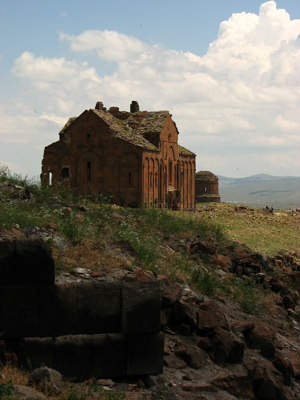 Gebouw op een heuvel in Ani, Turkije op de grens met Armenië