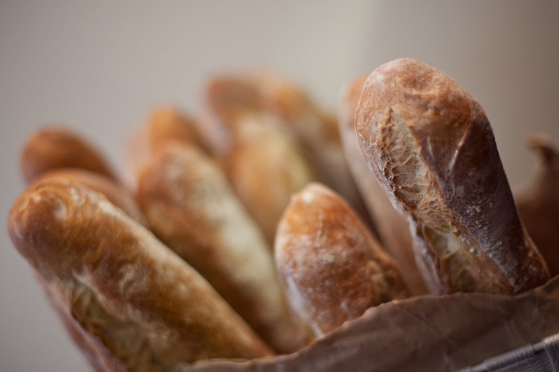 Franse baguettes die uit een verkoopzak steken