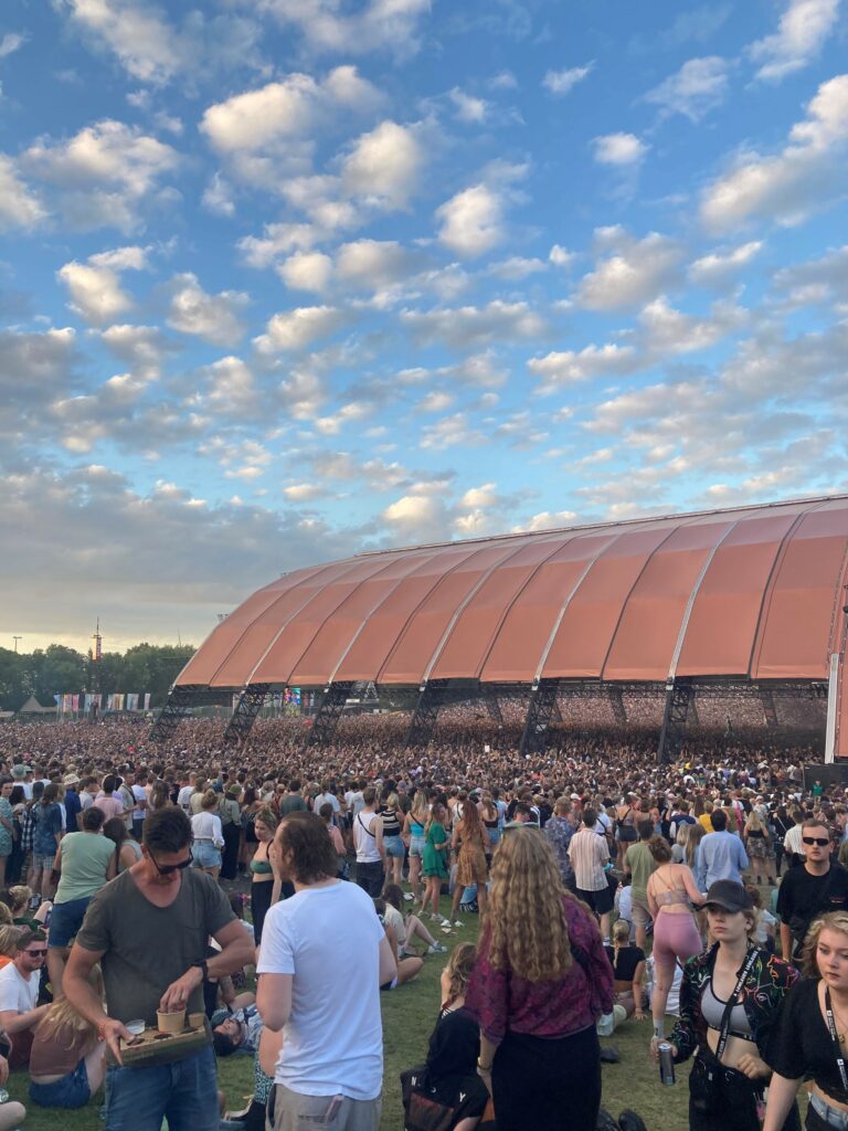 Main stage op Lowlands en een mensenmassa die zich eromheen verzameld heeft.