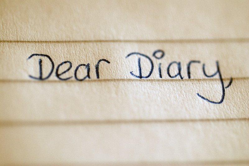 Foto van een egodocument: een schrift met 'Dear diary' in pen geschreven.