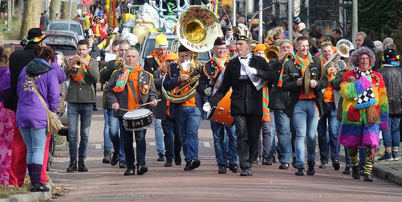 Carnaval in Kabbelgat (Delft) met de Drumgabbers.