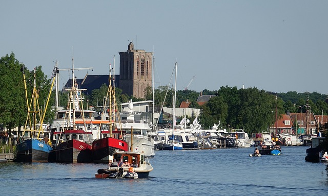 Uitzichtsfoto van de haven van Elburg met boten en op de achtergrond een toren.