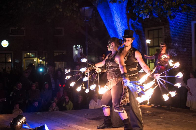 Viering van Samhain ofwel Halloween in Groningen met een vuurshow.