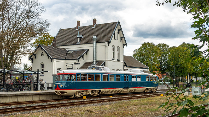 Station Boxmeer met een trein (NSM 20, de Kameel) op het spoor. Een locatie die ook wordt gebruikt in de aflevering over microtalen.