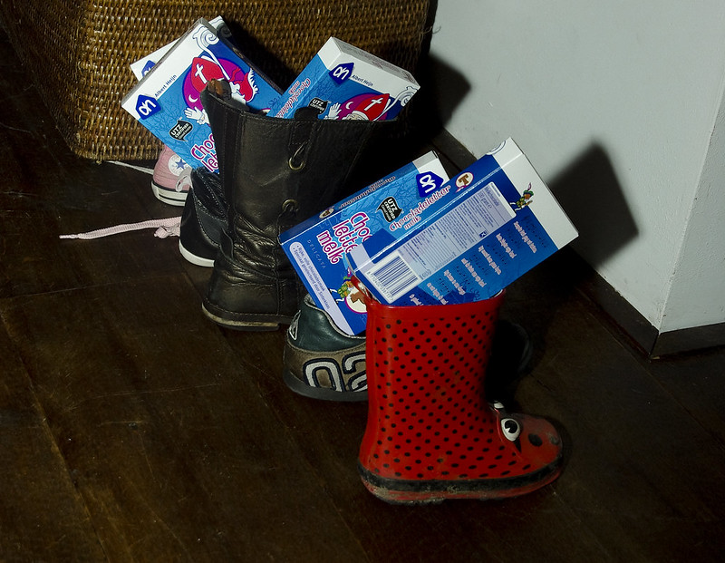 Vijf kinderschoenen zijn gezet voor Sinterklaas. In elke schoen een chocoladeletter.