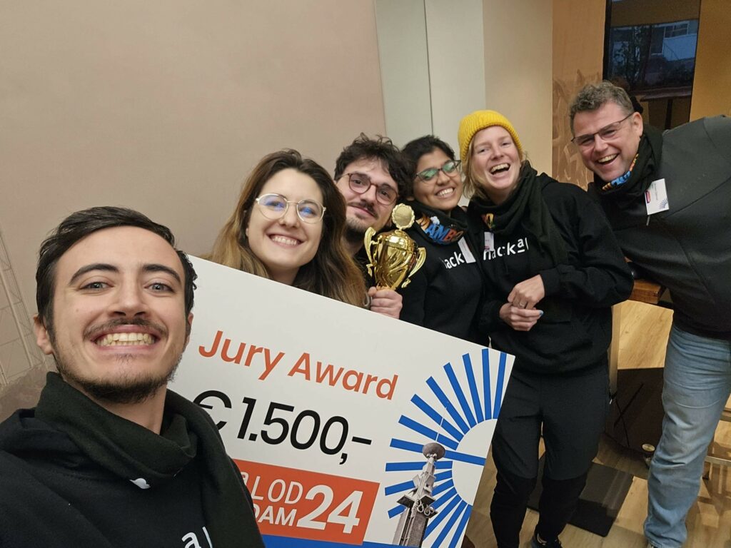 Foto van het winnende team van de HackaLOD: team HuC met hun Jury award van 1.500 euro.