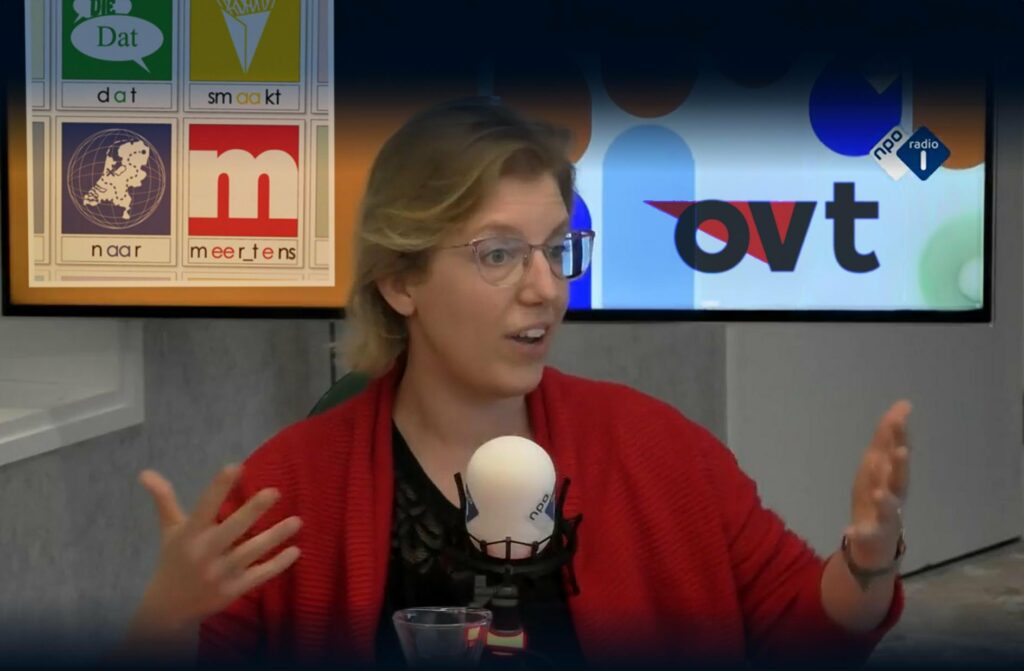 Screenshot van het radiogesprek met Sanne Frequin bij OVT VPRO. Ze vertelt enthousiast over de podcast Dat smaakt naar Meertens, welk logo ook zichbaar is op de achtergrond.