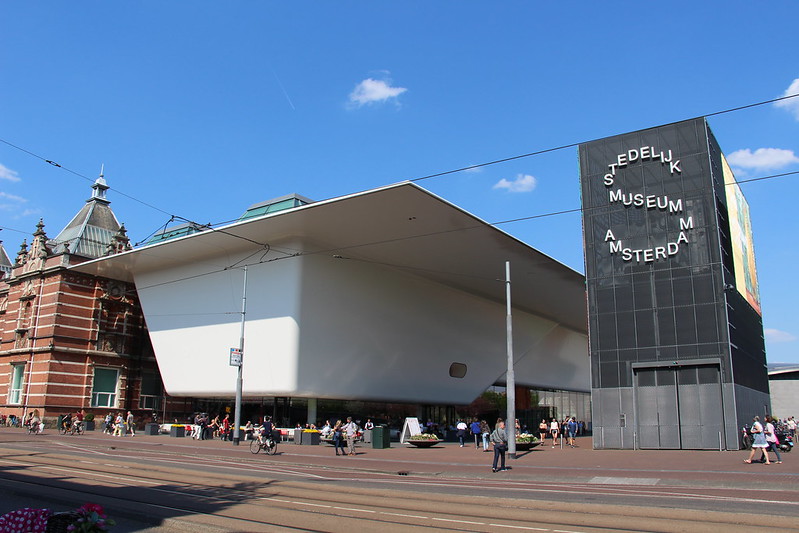 Als voorbeeld voor gebouwen met bijnamen een foto van de badkuip in Amsterdam, oftewel het Stedelijk Museum.