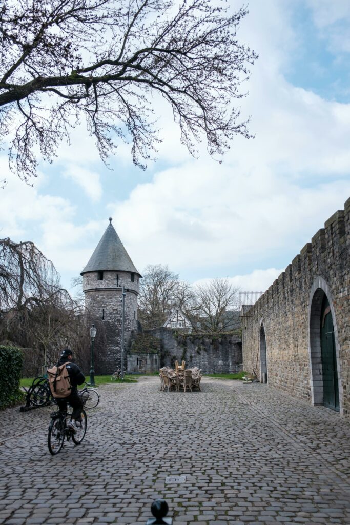 Gezicht Op De Oude Stenen Stadsmuur Bij De Jekertoren In Maastricht waar het debat plaatsvindt.