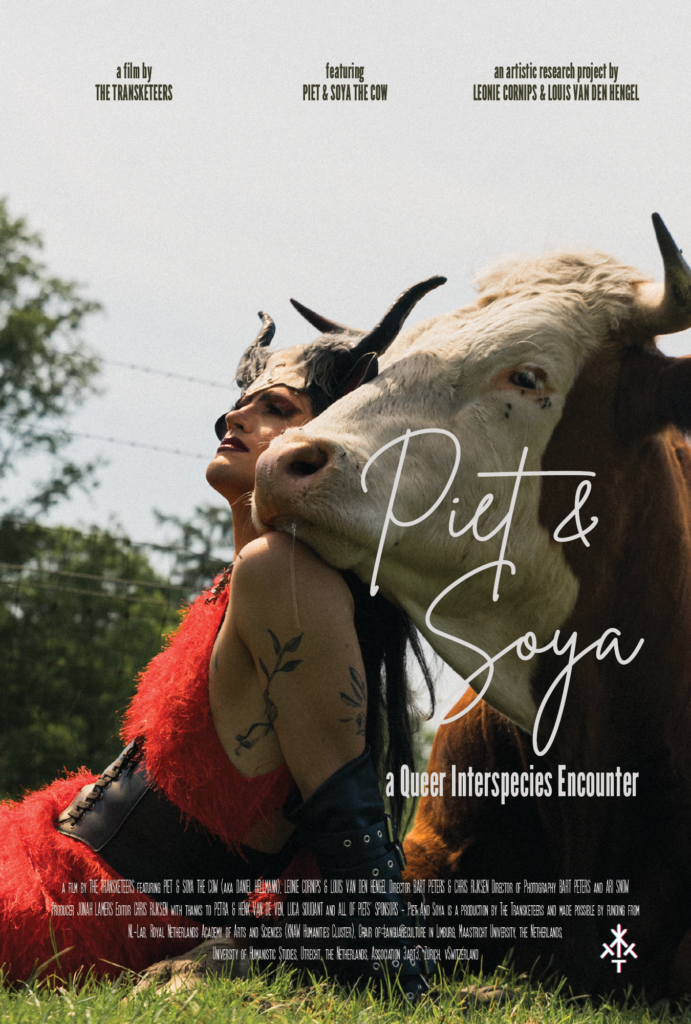 Poster voor filmvertoning Piet & Soya the Cow. De twee queer wezens liggen tegen elkaar aan op het gras. Bovenaan op de poster de namen van de makers van de film.