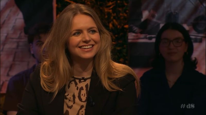 Kristel Doreleijers bij de Sociëteit aan tafel om te spreken over jongerentaal