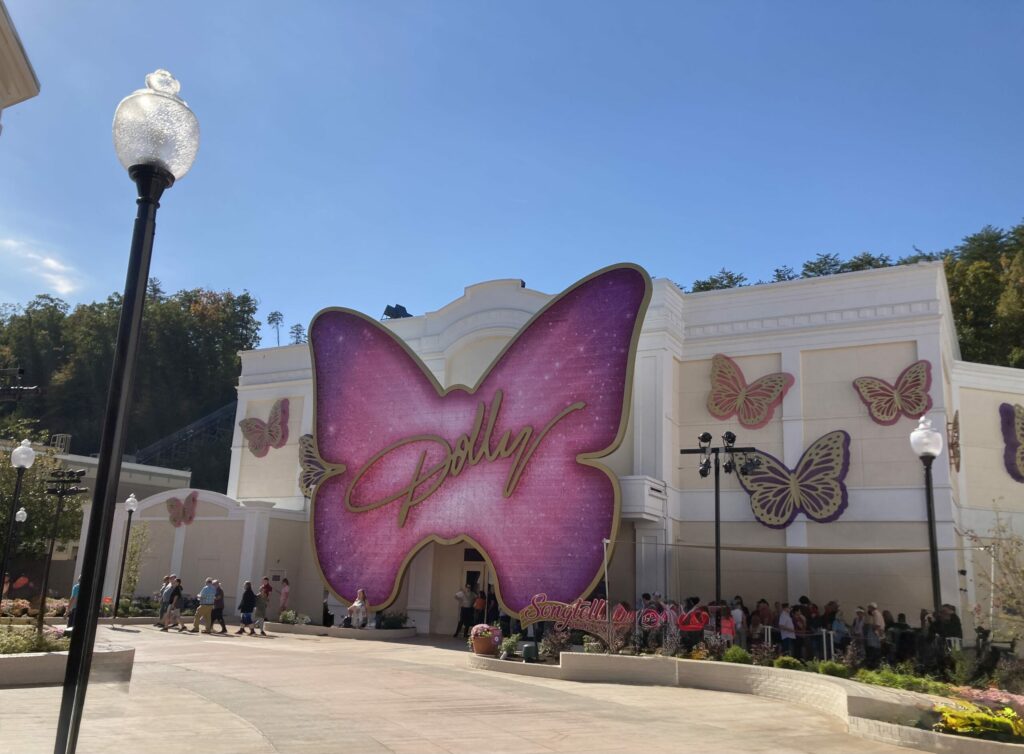 Dollywood: een grote roze beglitterde vlinder als ingang van het themapark Dollywood.