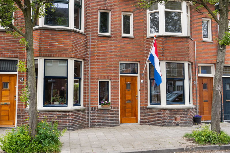 De Nederlandse vlag hangt uit bij een woonhuis tijdens 5 mei.