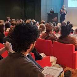 Mei 2025: Debatteren door te luisteren