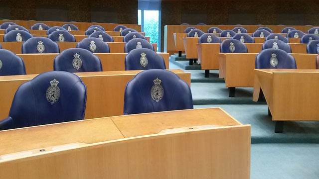 De Tweede Kamer met lege stoelen