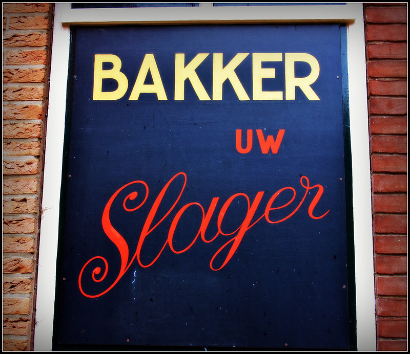 Opschrift op een ruit: Bakker (de achternaam) uw slager
