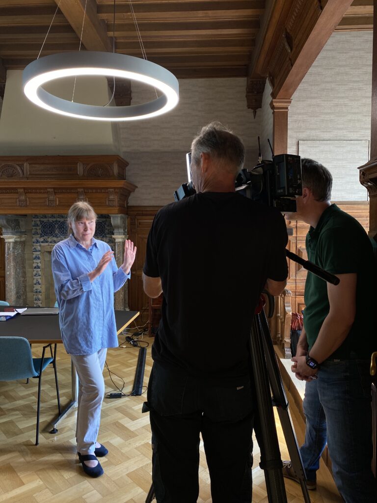 Behind-the-scenes foto van Editie NL met Karina Van Dalen-Oskam
