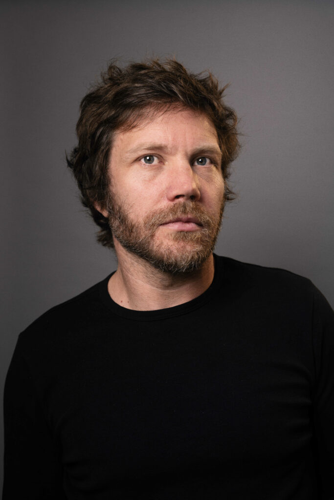 Portretfoto Ernst van den Hemel door Niels Blekemolen