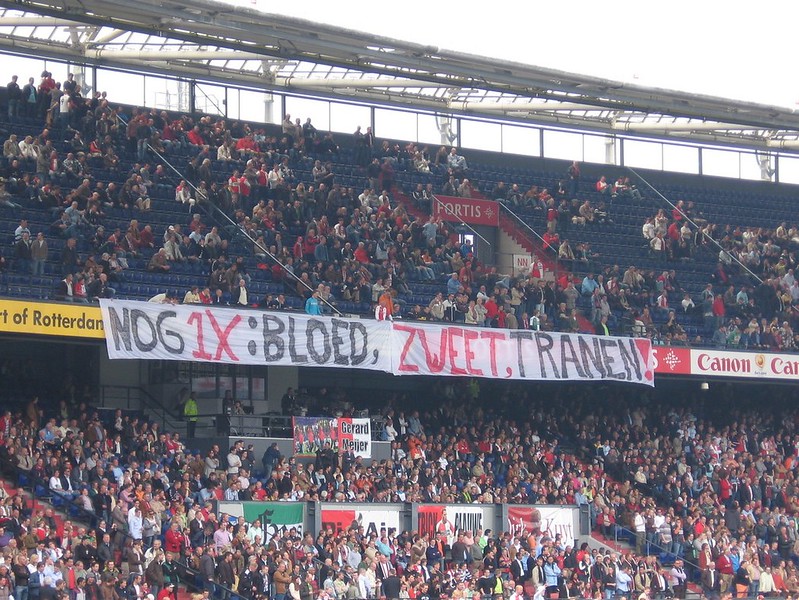 Voetbalstadion met een groot spandoek met daarop: Nog 1x: Bloed, zweet en tranen.