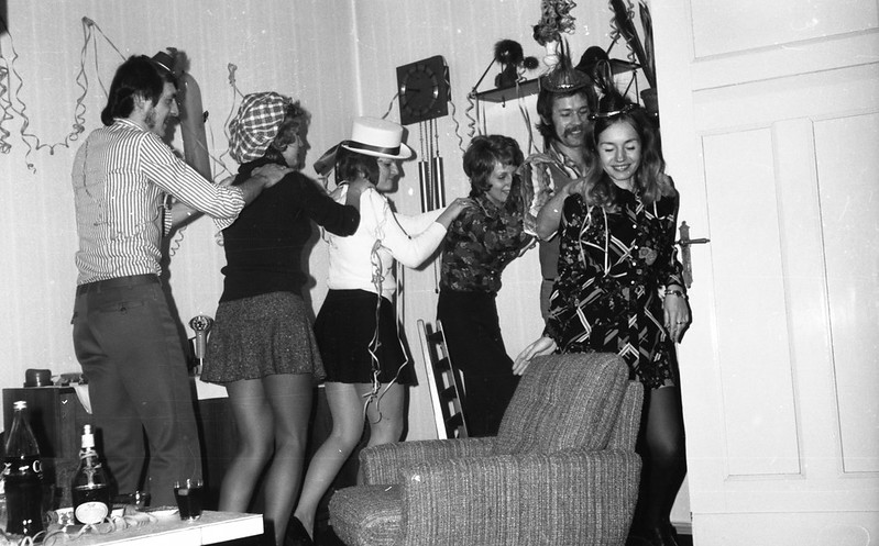 Zwart-wit foto van een polonaise, vaak gedaan op volksmuziek.