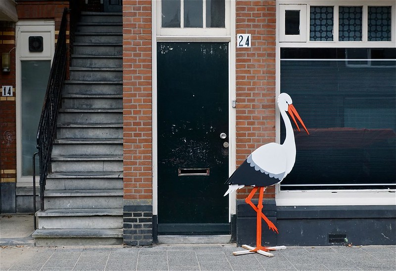 Ooievaar buiten het huis om de geboorte van een kind aan te geven.