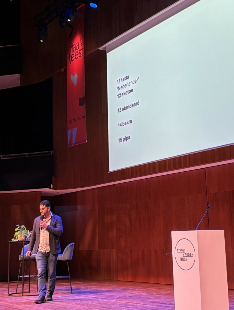 Khalid Mourigh geeft op het Taalfeest een straatwoorden-quiz.