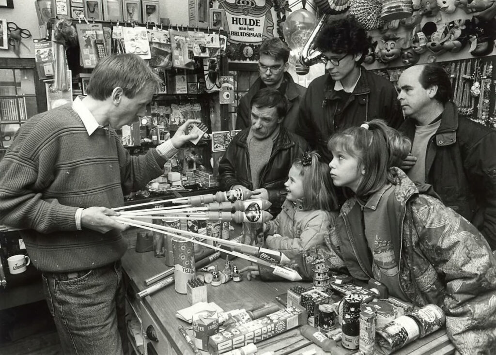De feestartikelenwinkel; Jan Monnikendam. De verkoop van vuurwerk, Noord-Hollands Archief / foto's en negatieven van Fotopersbureau De Boer te Haarlem, 12514
